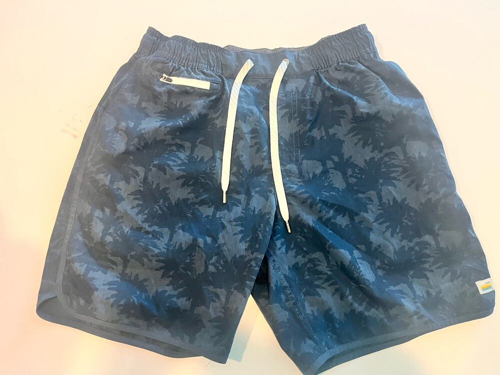 Vuori Banks Short Mens Medium M Grey Floral Palm Camo Athletic Swim Hybrid V330